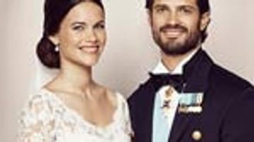 So modern die Hochzeit war, so klassisch sind die offiziellen Hochzeitsfotos: Prinzessin Sofia und Prinz Carl Philip strahlen vor gediegener Kulisse um die Wette.