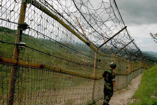 Eine südkoreanische Wache an der Grenze zu Nordkorea: Die demilitarisierte Zone teilt die Koreanische Halbinsel seit dem Koreakrieg in Nord- und Südkorea.