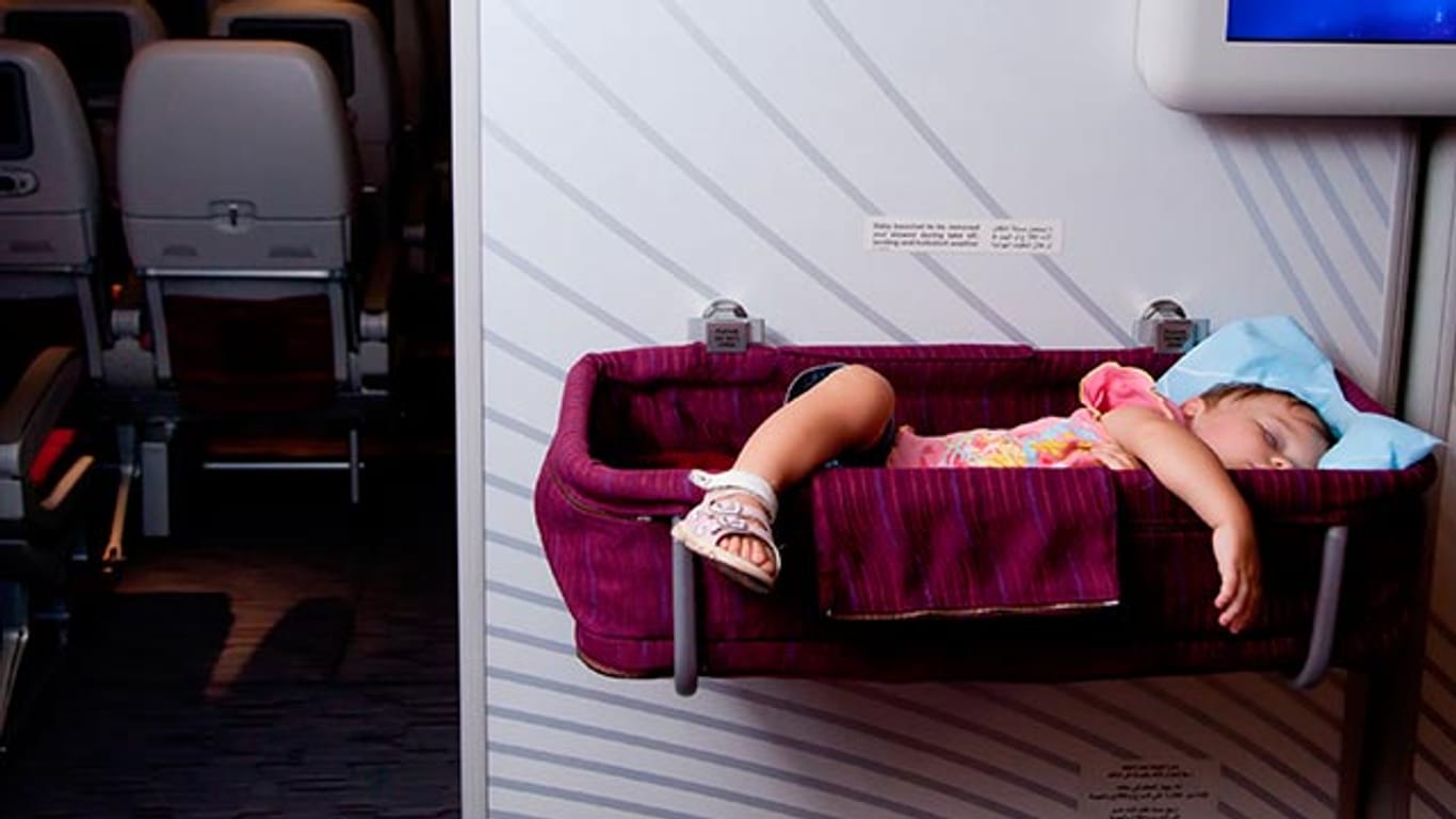 In vielen Flugzeugen gibt es spezielle Babykörbchen für die die kleinsten Gäste.