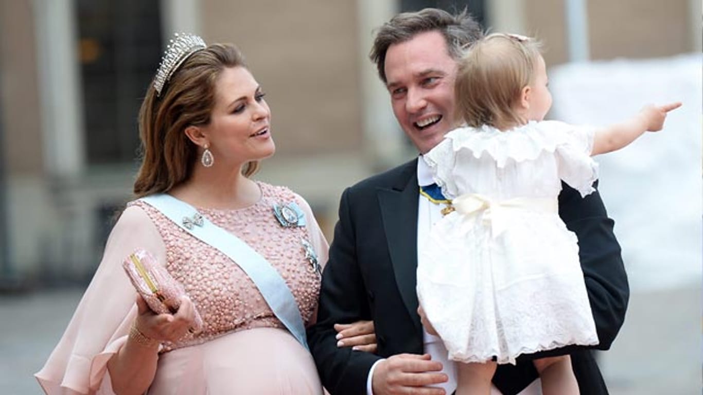 Prinzessin Madeleine und Ehemann Chris O'Neill mit Töchterchen Leonore bei Carl Philips Hochzeit.