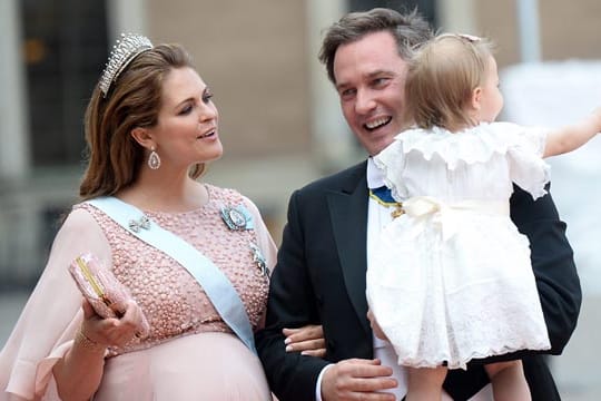 Prinzessin Madeleine und Ehemann Chris O'Neill mit Töchterchen Leonore bei Carl Philips Hochzeit.