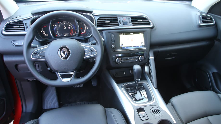 Der Innenraum des Renault Kadjar zeigt sich aufgeräumt und modern. Eine nette Spielerei ist der Haltegriff für den Beifahrer.
