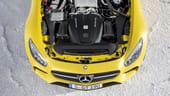Unter der eindrucksvollen Mercedes-Haube kauert ein V8-Benziner mit vier Litern Hubraum hinter der Vorderachse.