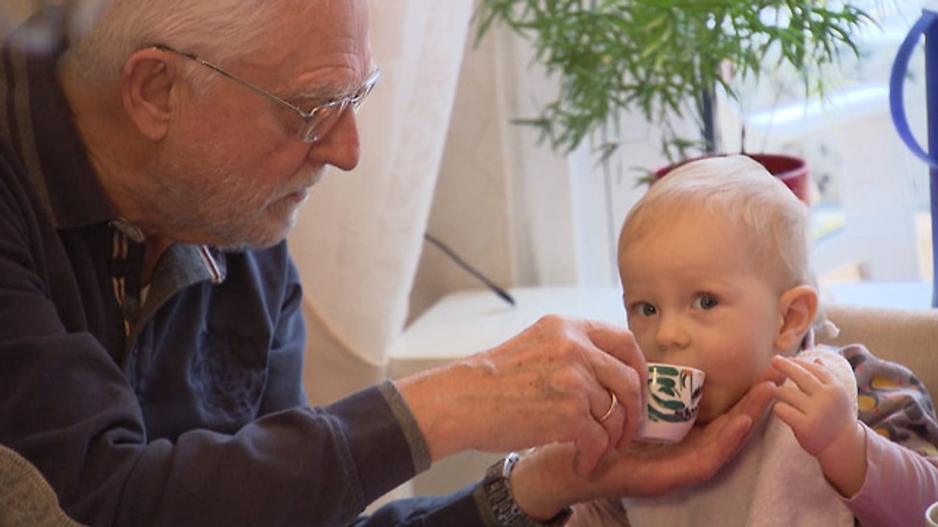 "37 Grad"-Reportage über alte Väter: Günter (80) füttert seine einjährige Tochter Pauline.