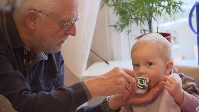 "37 Grad"-Reportage über alte Väter: Günter (80) füttert seine einjährige Tochter Pauline.