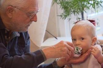"37 Grad"-Reportage über alte Väter: Günter (80) füttert seine einjährige Tochter Pauline.