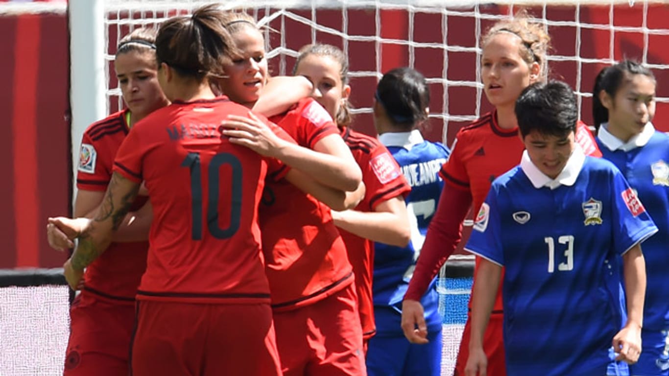 Deutschlands Nationalspielerinnen Lena Lotzen, Dzsenifer Marozsan und Melanie Leupolz (v.li.) bejubeln den 1:0-Treffer gegen Thailand.