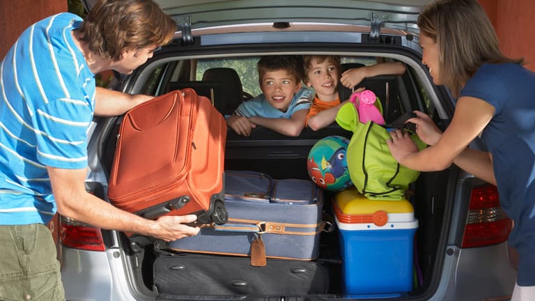 Sie Fahren Mit Einem Pkw Und Wohnanhänger Außerorts Mit dem Auto in den Urlaub fahren: Das sollten Sie beachten