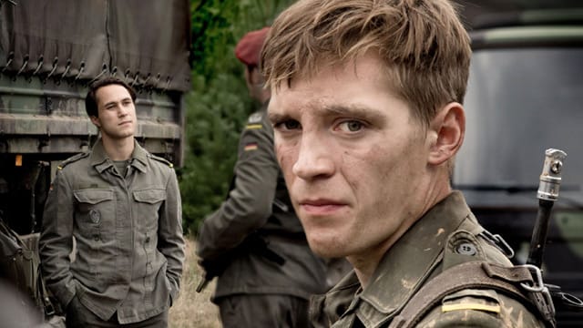 Ludwig Trepte (l.) als Alex Edel und Jonas Nay als Moritz Stamm in der TV-Serie "Deutschland 83", die jetzt in den USA im Kabelfernsehen läuft.