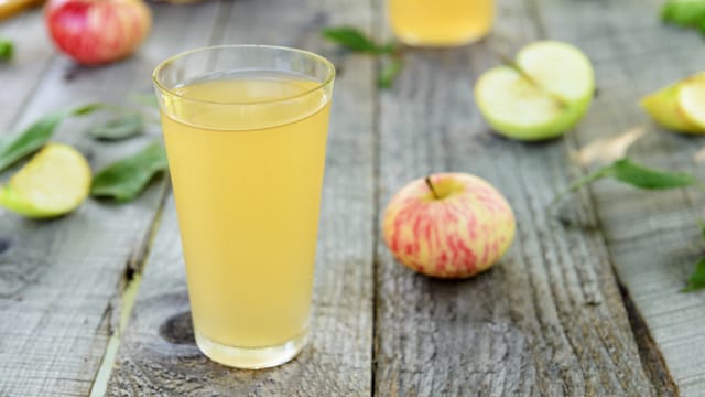 Selbstgemachten Apfelsaft erkennen Sie auch an seiner naturtrüben Farbe.