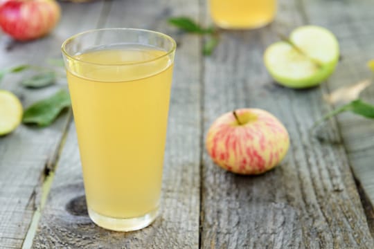 Selbstgemachten Apfelsaft erkennen Sie auch an seiner naturtrüben Farbe.