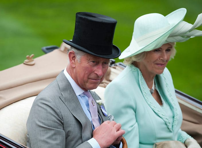 Prinz Charles und Camilla kommen traditionell in der Pferdekutsche in Ascot an.