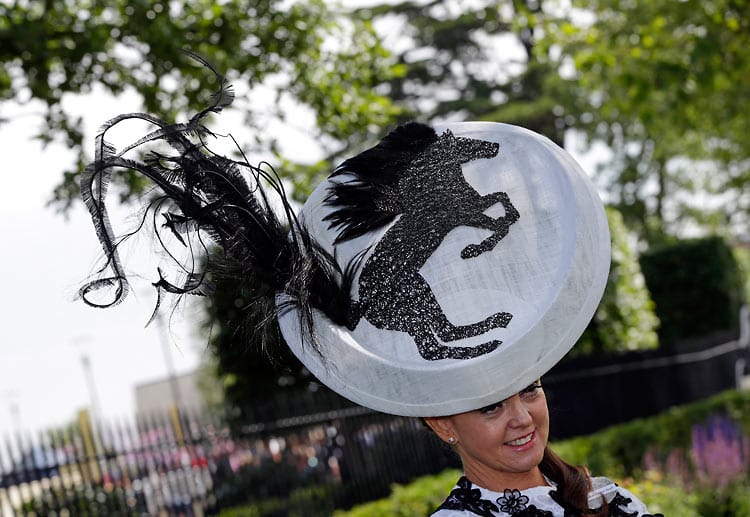 Perfekt: Hut, Federn, Pferd - das ist Ascot.