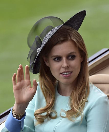 Auch Prinzessin Beatrice trägt mint und einen kecken Hut.