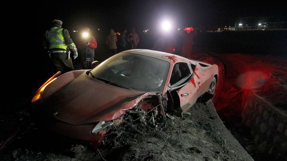 Der Ferrari von Arturo Vidal wurde bei dem Unfall massiv beschädigt.