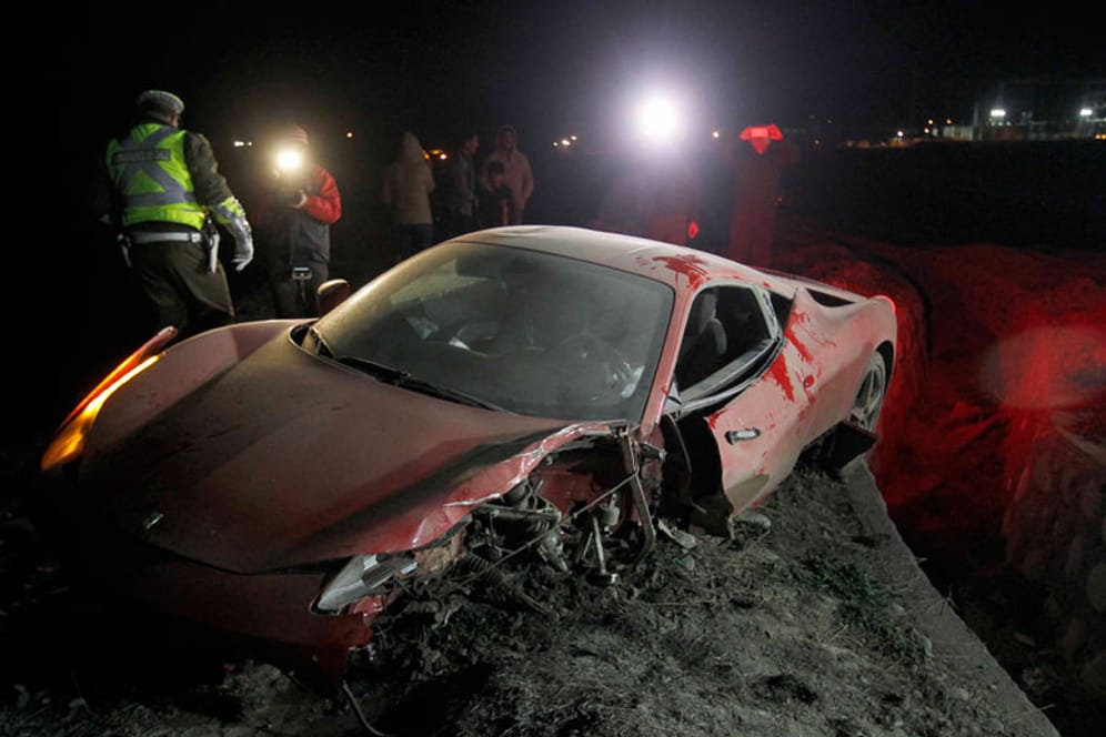 Der Ferrari von Arturo Vidal wurde bei dem Unfall massiv beschädigt.