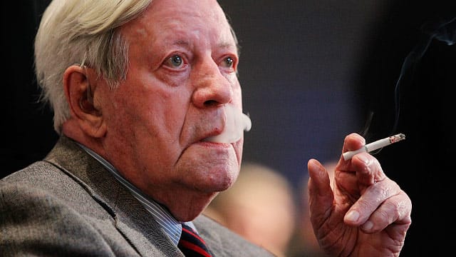 Bei Altbundeskanzler Helmut Schmidt ist die Zigarette ständiger Begleiter - und das seit etlichen Jahrzehnten.