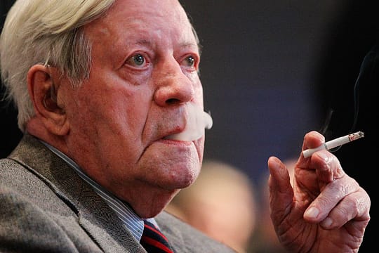 Bei Altbundeskanzler Helmut Schmidt ist die Zigarette ständiger Begleiter - und das seit etlichen Jahrzehnten.