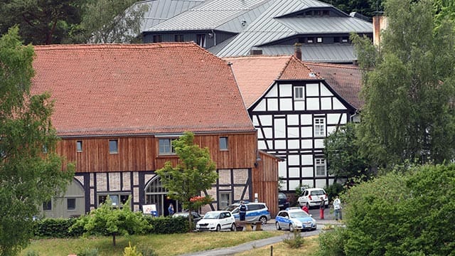 Polizeifahrzeuge vor dem "Hofgut Sassen" in Schlitz: Hier lebt der Sohn des Schrauben-Milliardärs Reinhold Würth in einer Wohngemeinschaft für Behinderte.