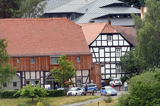 Polizeifahrzeuge vor dem "Hofgut Sassen" in Schlitz: Hier lebt der Sohn des Schrauben-Milliardärs Reinhold Würth in einer Wohngemeinschaft für Behinderte.