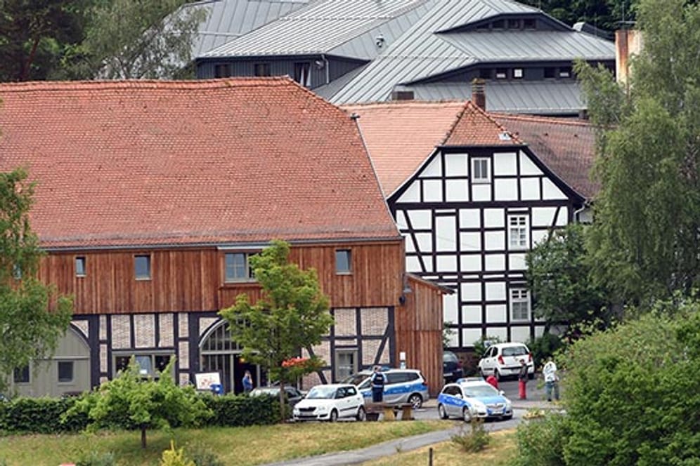 Polizeifahrzeuge vor dem "Hofgut Sassen" in Schlitz: Hier lebt der Sohn des Schrauben-Milliardärs Reinhold Würth in einer Wohngemeinschaft für Behinderte.