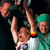 Queen Elizabeth II. freut sich bei der EM 1996 mit Jürgen Klinsmann.