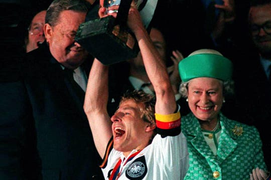 Queen Elizabeth II. freut sich bei der EM 1996 mit Jürgen Klinsmann.