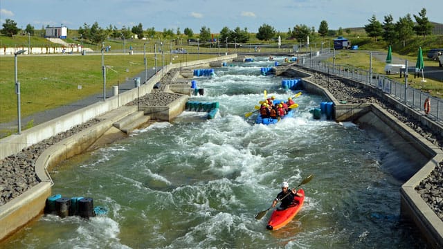 Künstliche Aufregung: Im Kanupark in Markkleeberg umfasst das Freizeitangebot auch Wildwasserrafting.