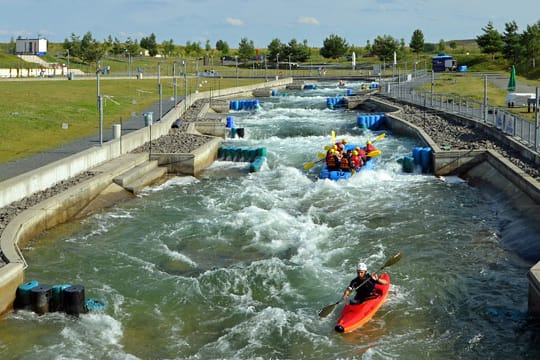 Künstliche Aufregung: Im Kanupark in Markkleeberg umfasst das Freizeitangebot auch Wildwasserrafting.