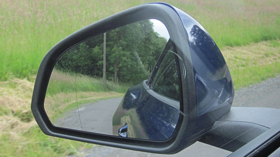 Blick zurück: Was gibt es schöneres, als im Außenspiegel die breiten Hüften des Ponycars zu sehen?