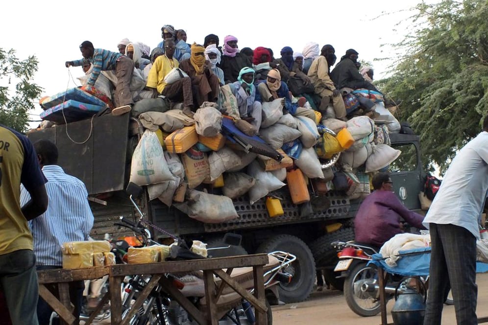 Zusammengepfercht warten Migranten im Niger auf ihre Fahrt durch die Sahara.