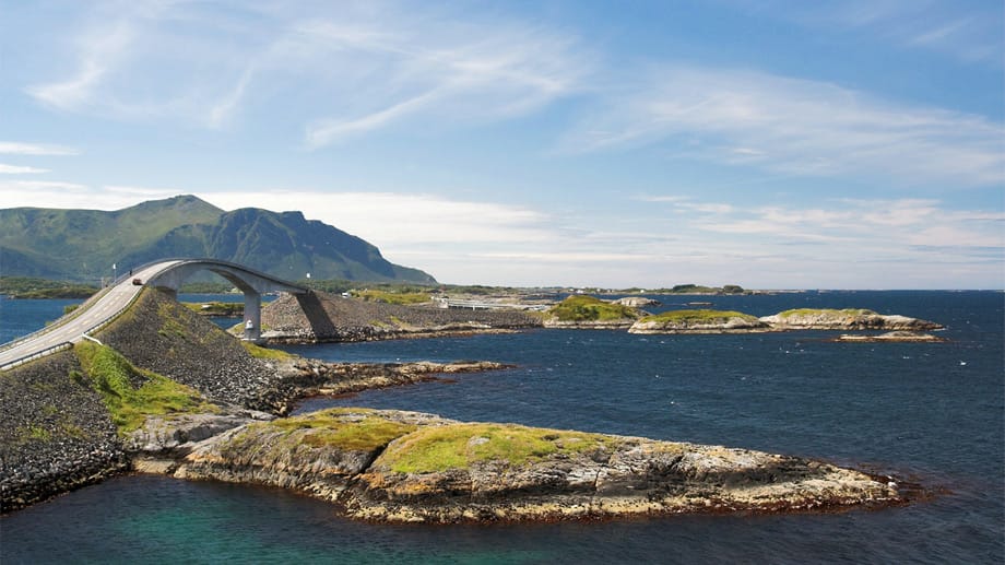 Wer Norwegen besucht, kann die Straßen am Atlantik genießen.