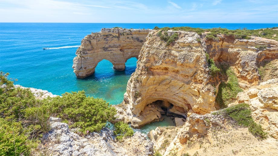 Diese spektakulären Steilküsten befinden sich in Portugal an der Algarve.