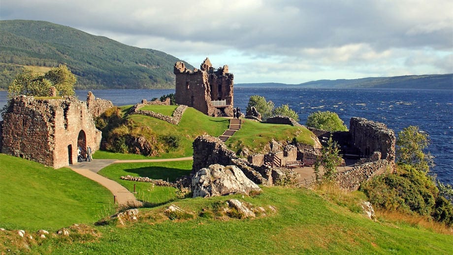 Das geheimnisvolle Schottland lockt mit seinen alten Bauten und der wundervollen Natur.