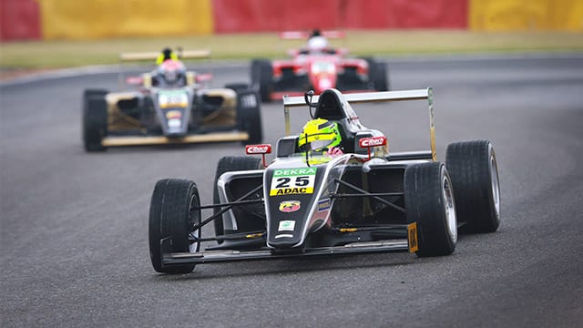 Mick Schumacher fällt kurz vor Schluss im Feld zurück.