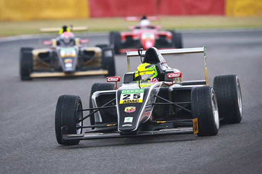 Mick Schumacher fällt kurz vor Schluss im Feld zurück.