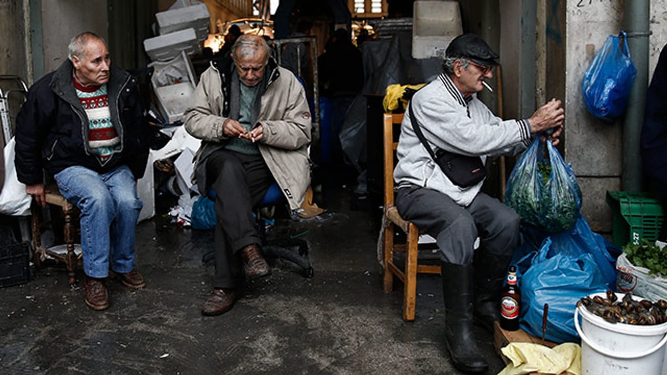Müssen um ihre Bezüge bangen: griechische Rentner.