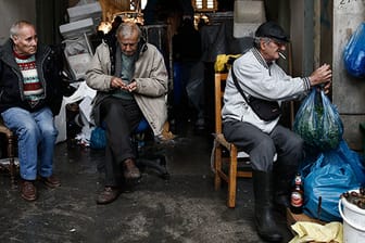 Müssen um ihre Bezüge bangen: griechische Rentner.