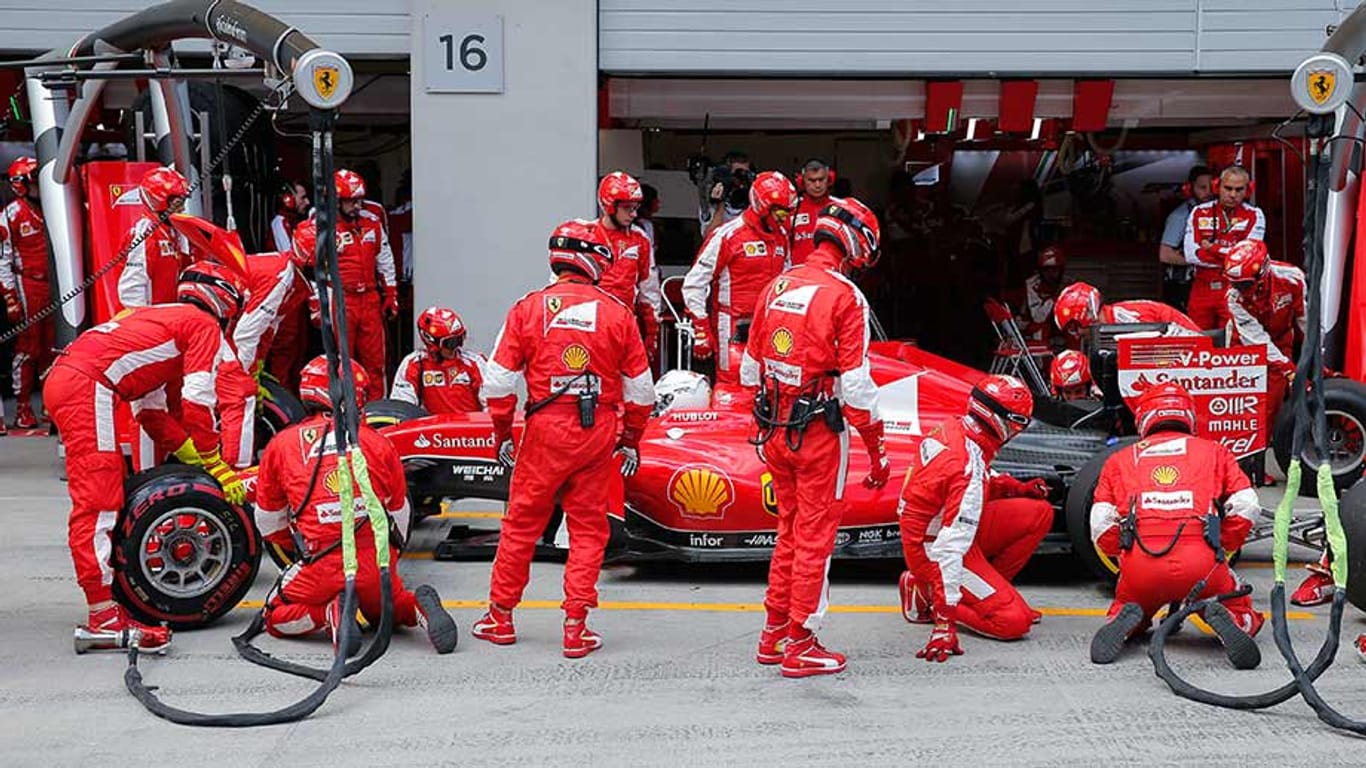 Der Reifenwechsel von Sebastian Vettel in Österreich läuft schief.