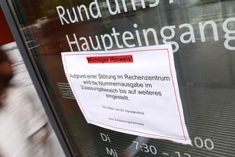 Wegen Hackerattacke geschlossen: Ein Zettel am Haupteingang der Kfz-Zulassungsstelle in Frankfurt am Main (Hessen) weist die Besucher am auf eine Störung im Rechenzentrum hin.
