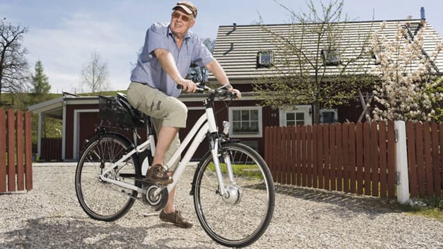 E-Bikes sind nicht gefährlicher als herkömmliche Fahrräder. Aber Senioren müssen aufpassen.