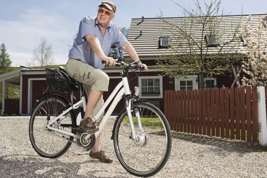 E-Bikes sind nicht gefährlicher als herkömmliche Fahrräder. Aber Senioren müssen aufpassen.