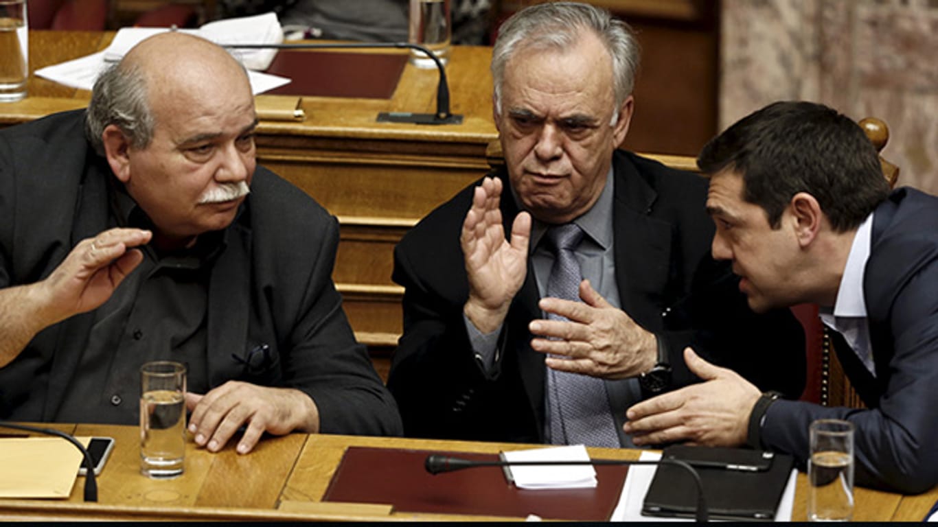 In Erklärungsnot: Alexis Tsipras (rechts) diskutiert mit seinem stellvertretenden Ministerpräsidenten Giannis Dragasakis (Mitte) und Innenminister Nikos Voutsis (links) im griechischen Parlament.