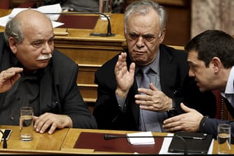 In Erklärungsnot: Alexis Tsipras (rechts) diskutiert mit seinem stellvertretenden Ministerpräsidenten Giannis Dragasakis (Mitte) und Innenminister Nikos Voutsis (links) im griechischen Parlament.