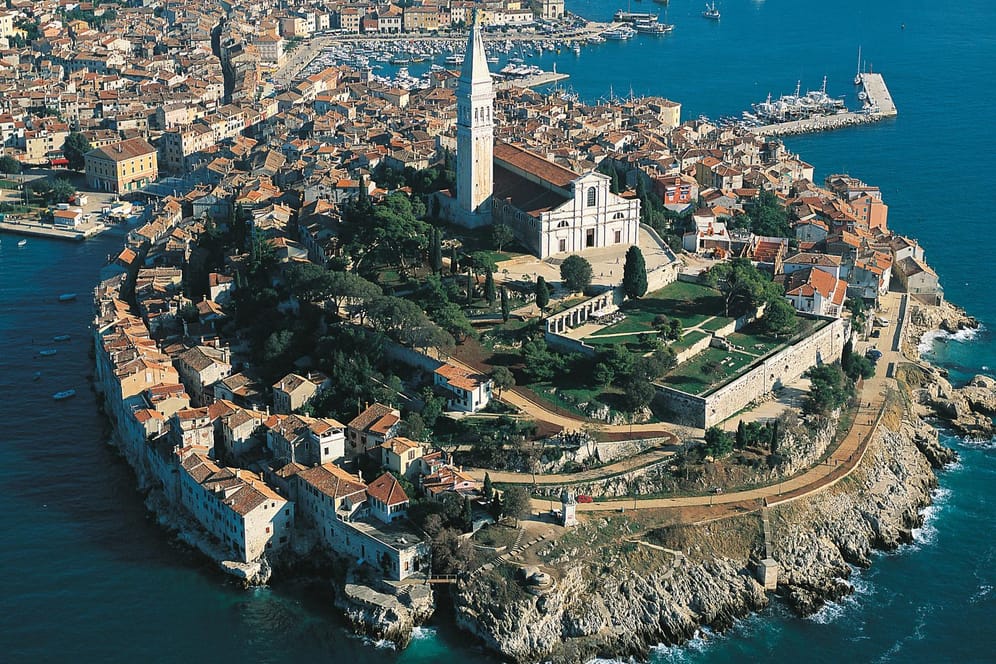 Die barocke Kirche der heiligen Ephemia thront über Rovinj und prägt das Bild des Städtchens.