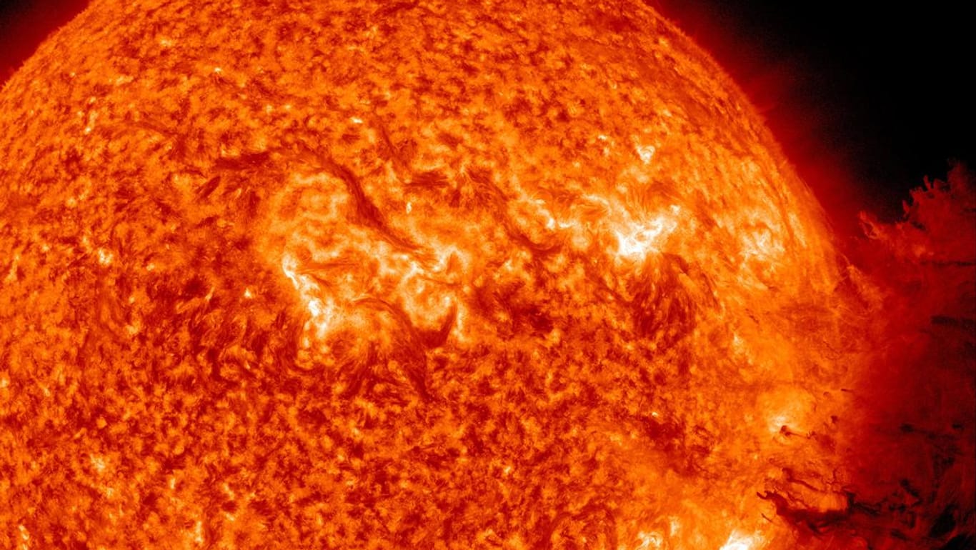 Der schwerste Sonnensturm seit Jahren wirkt sich auf das Magnetfeld der Erde aus.