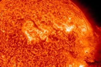 Der schwerste Sonnensturm seit Jahren wirkt sich auf das Magnetfeld der Erde aus.