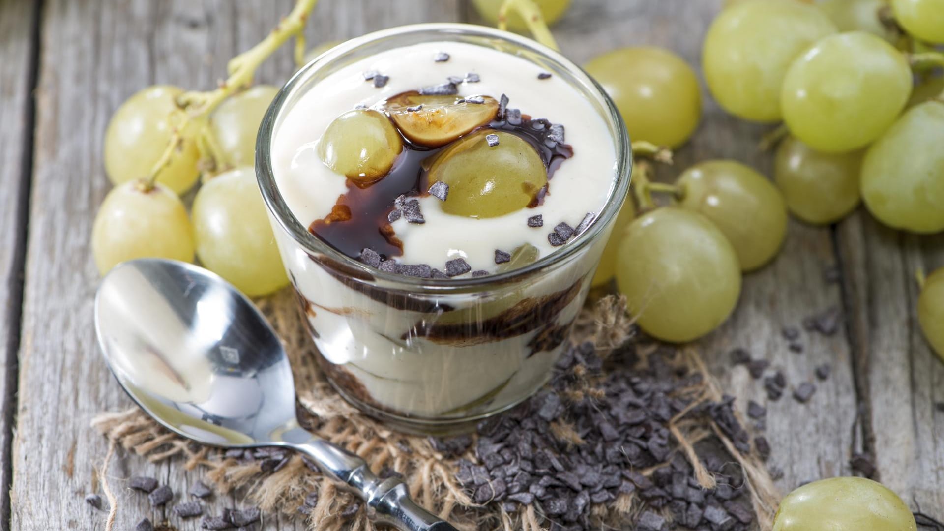 Alternativ zu Walnüssen können Sie Ihr Dessert auch einfach mit Schokoraspeln und -soße anrichten.