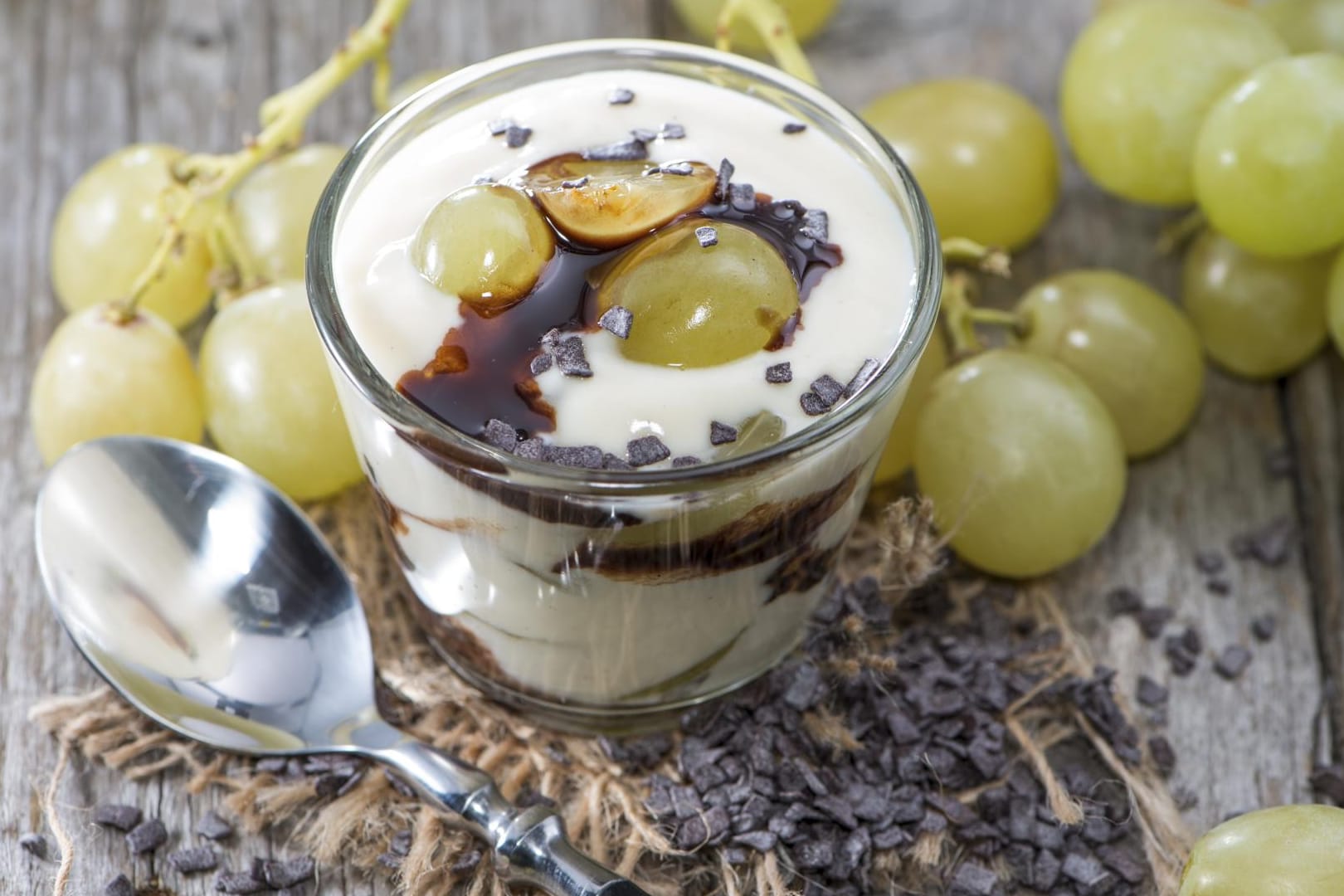 Alternativ zu Walnüssen können Sie Ihr Dessert auch einfach mit Schokoraspeln und -soße anrichten.