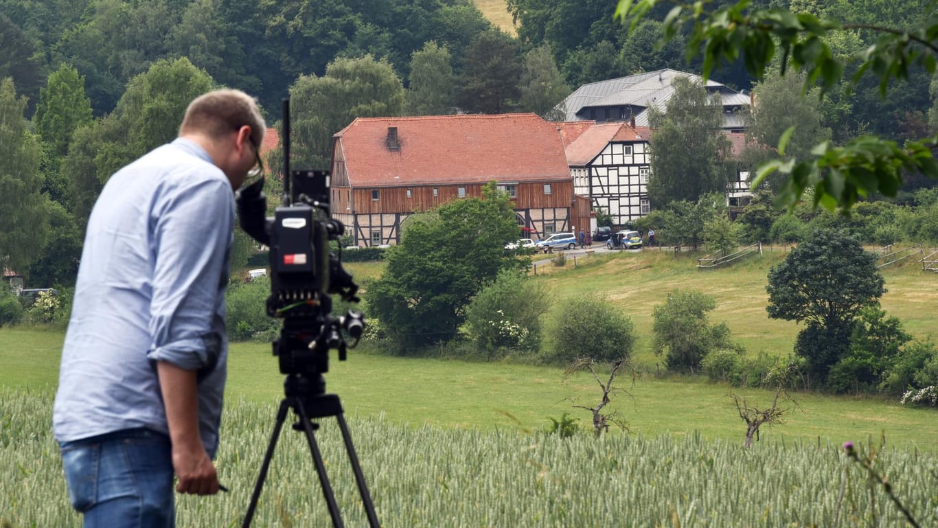 Ein Journalist filmt das Hofgut Sassen, vom dem der Würth-Sohn gekidnappt worden war.